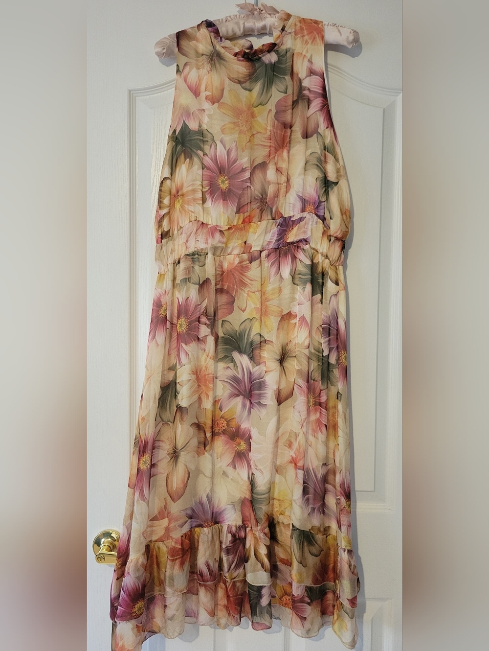 Stunning Floral Halter Midi Dress with Ruffle Hem
Sz. L - Picture 3 of 13